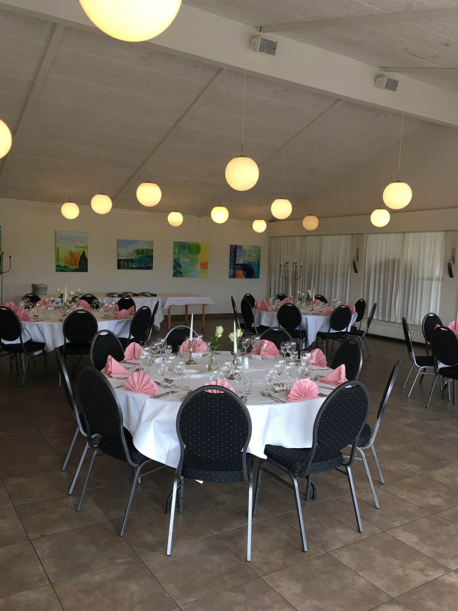 Restaurant Odense Golfklub opdækning med lyserøde servietter
